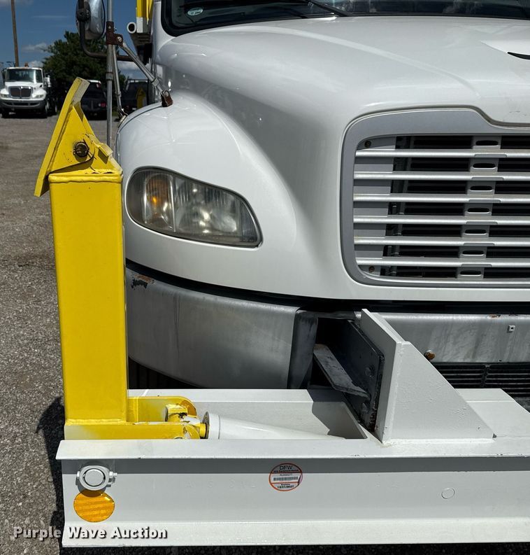 image for item EG5967 2008 Freightliner Business Class M2 scissor lift truck