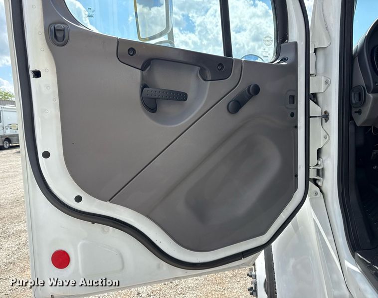 image for item EG5967 2008 Freightliner Business Class M2 scissor lift truck