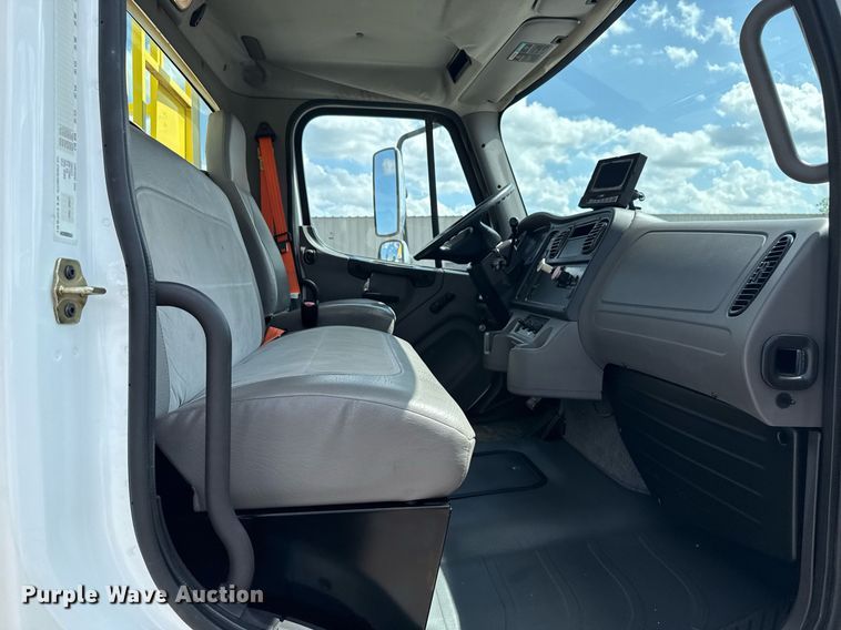 image for item EG5967 2008 Freightliner Business Class M2 scissor lift truck