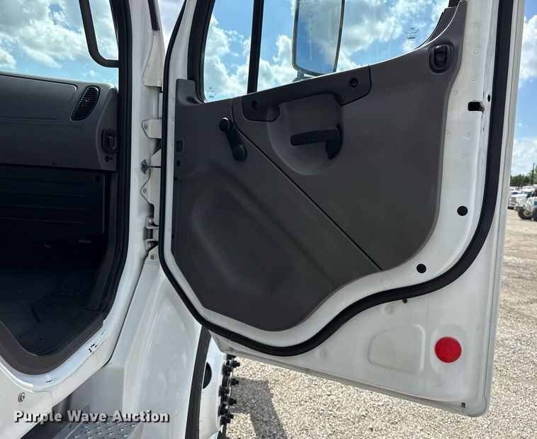 image for item EG5967 2008 Freightliner Business Class M2 scissor lift truck