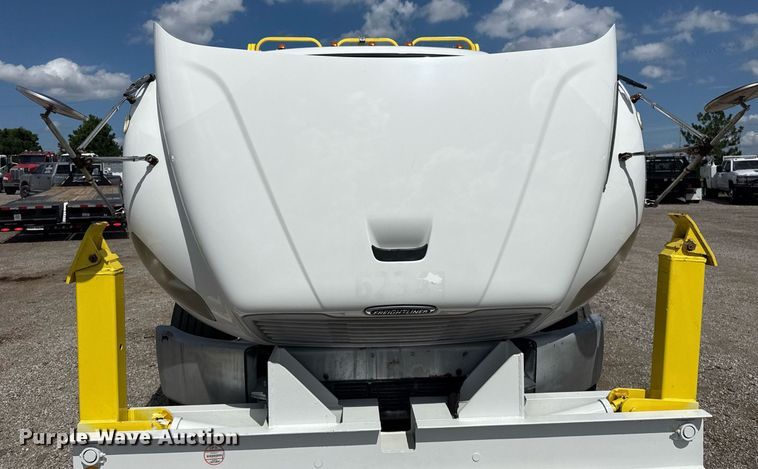 image for item EG5967 2008 Freightliner Business Class M2 scissor lift truck