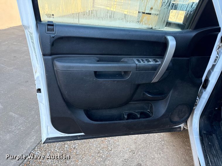 image for item EN0172 2010 Chevrolet Silverado 2500HD Ext. Cab pickup truck