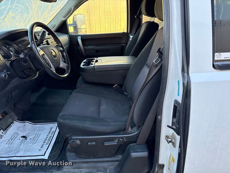 image for item EN0172 2010 Chevrolet Silverado 2500HD Ext. Cab pickup truck