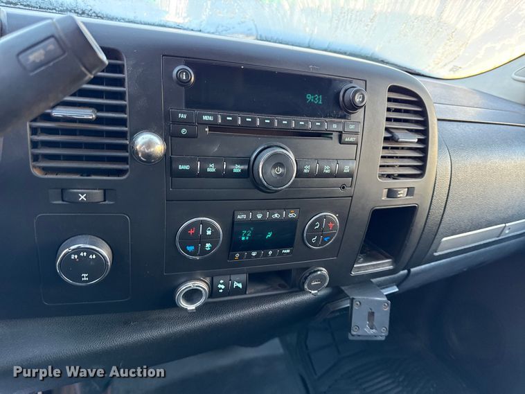 image for item EN0172 2010 Chevrolet Silverado 2500HD Ext. Cab pickup truck