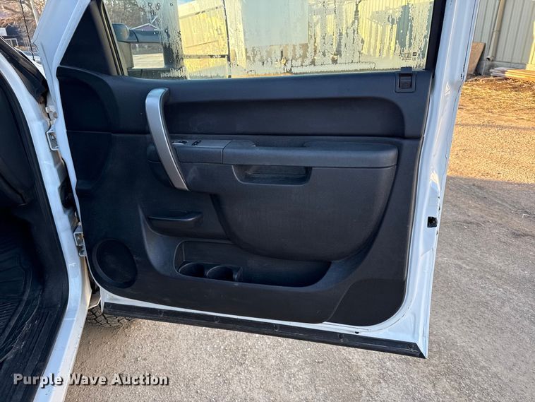 image for item EN0172 2010 Chevrolet Silverado 2500HD Ext. Cab pickup truck