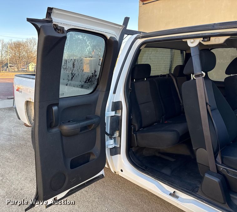 image for item EN0172 2010 Chevrolet Silverado 2500HD Ext. Cab pickup truck