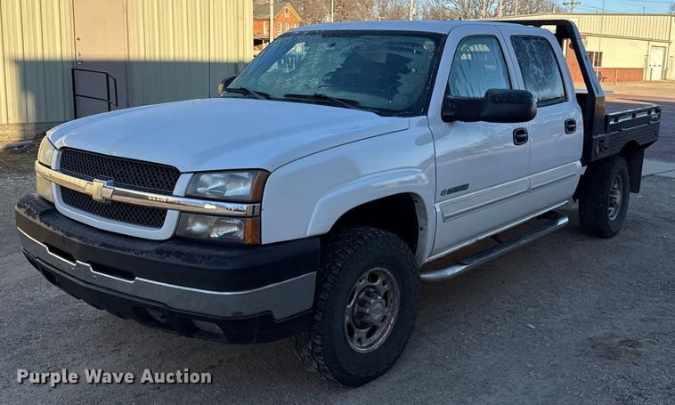 image for item EN0173 2004 Chevrolet Silverado 2500HD Crew Cab flatbed pickup truck