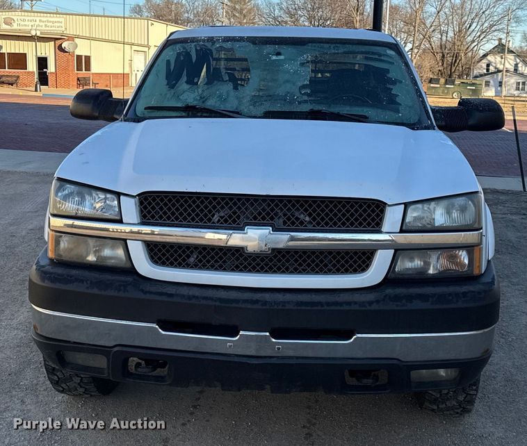 image for item EN0173 2004 Chevrolet Silverado 2500HD Crew Cab flatbed pickup truck