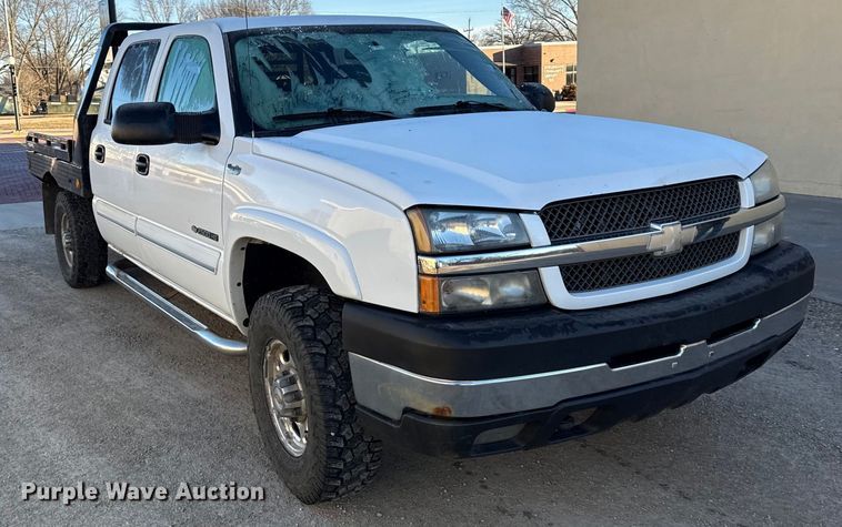 image for item EN0173 2004 Chevrolet Silverado 2500HD Crew Cab flatbed pickup truck