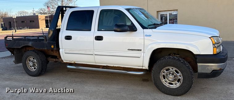 image for item EN0173 2004 Chevrolet Silverado 2500HD Crew Cab flatbed pickup truck