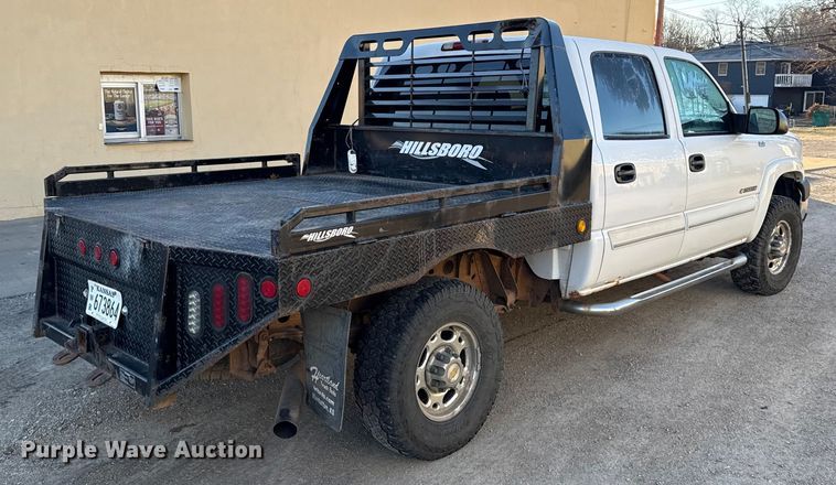 image for item EN0173 2004 Chevrolet Silverado 2500HD Crew Cab flatbed pickup truck