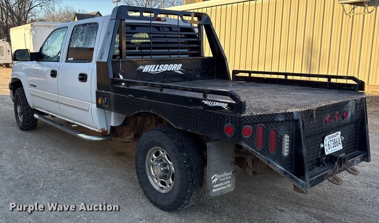 image for item EN0173 2004 Chevrolet Silverado 2500HD Crew Cab flatbed pickup truck