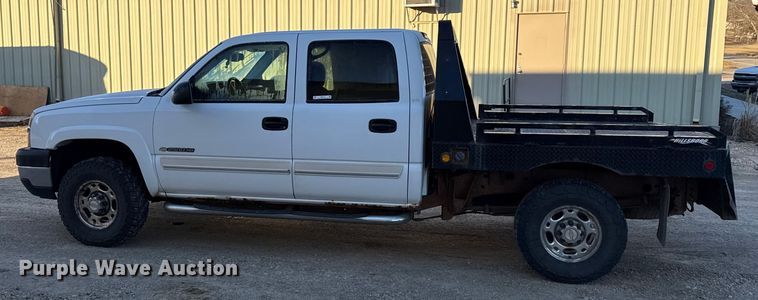 image for item EN0173 2004 Chevrolet Silverado 2500HD Crew Cab flatbed pickup truck