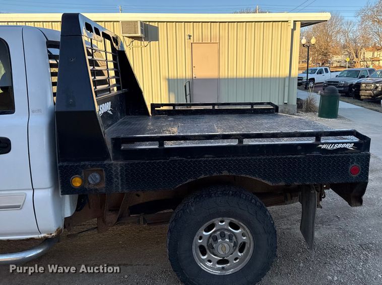 image for item EN0173 2004 Chevrolet Silverado 2500HD Crew Cab flatbed pickup truck