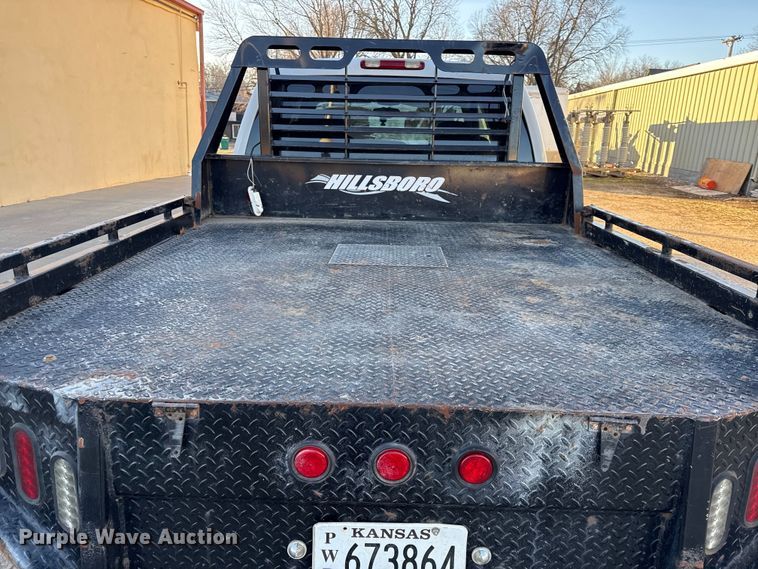 image for item EN0173 2004 Chevrolet Silverado 2500HD Crew Cab flatbed pickup truck