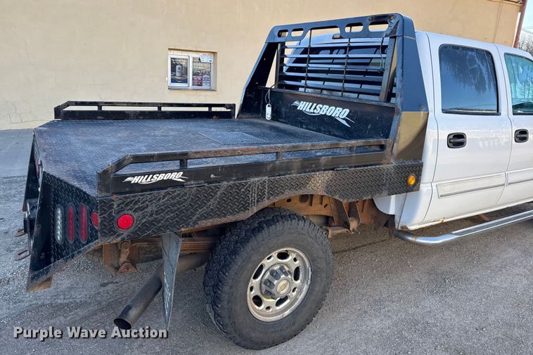 image for item EN0173 2004 Chevrolet Silverado 2500HD Crew Cab flatbed pickup truck