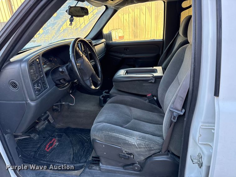 image for item EN0173 2004 Chevrolet Silverado 2500HD Crew Cab flatbed pickup truck