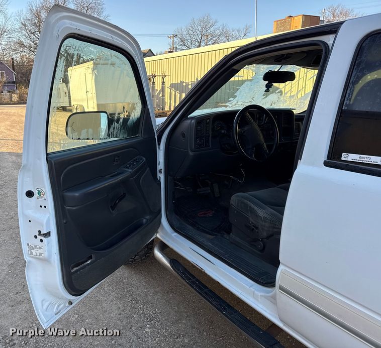 image for item EN0173 2004 Chevrolet Silverado 2500HD Crew Cab flatbed pickup truck