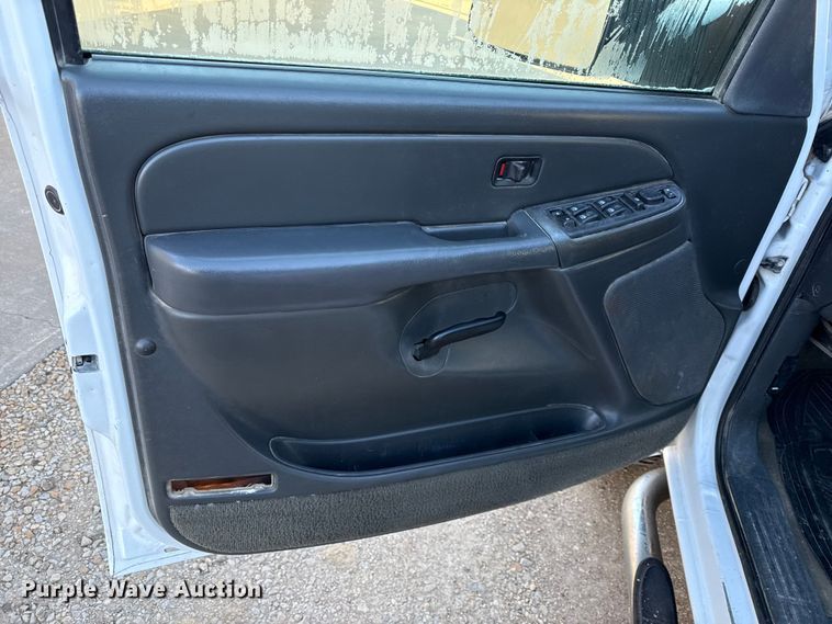 image for item EN0173 2004 Chevrolet Silverado 2500HD Crew Cab flatbed pickup truck