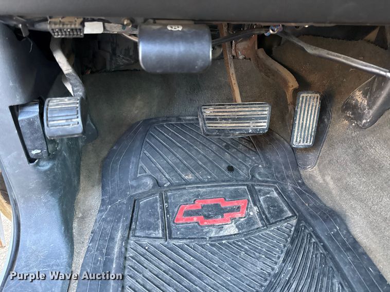 image for item EN0173 2004 Chevrolet Silverado 2500HD Crew Cab flatbed pickup truck