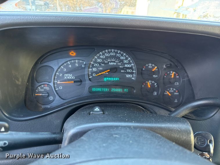 image for item EN0173 2004 Chevrolet Silverado 2500HD Crew Cab flatbed pickup truck