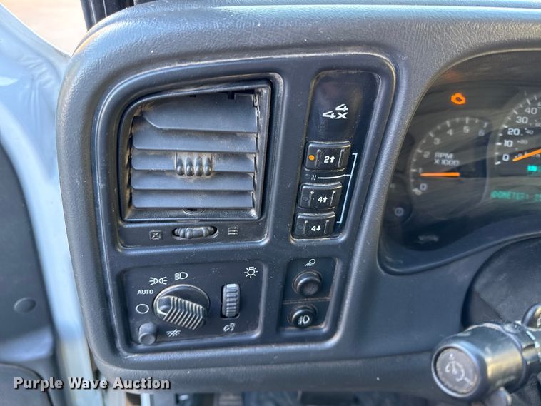 image for item EN0173 2004 Chevrolet Silverado 2500HD Crew Cab flatbed pickup truck