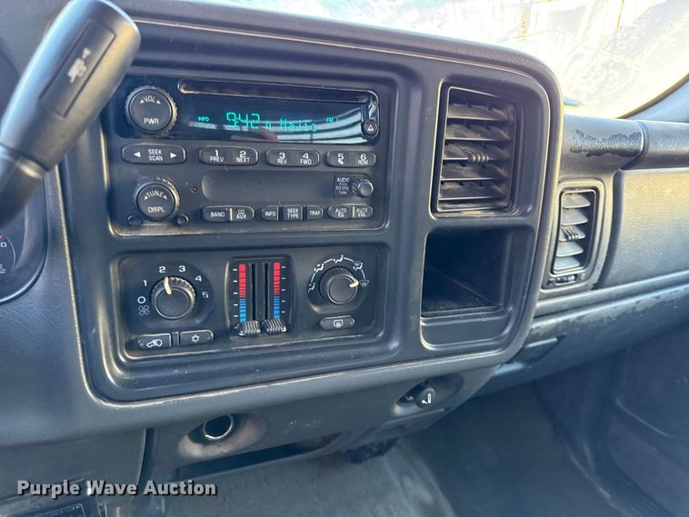 image for item EN0173 2004 Chevrolet Silverado 2500HD Crew Cab flatbed pickup truck