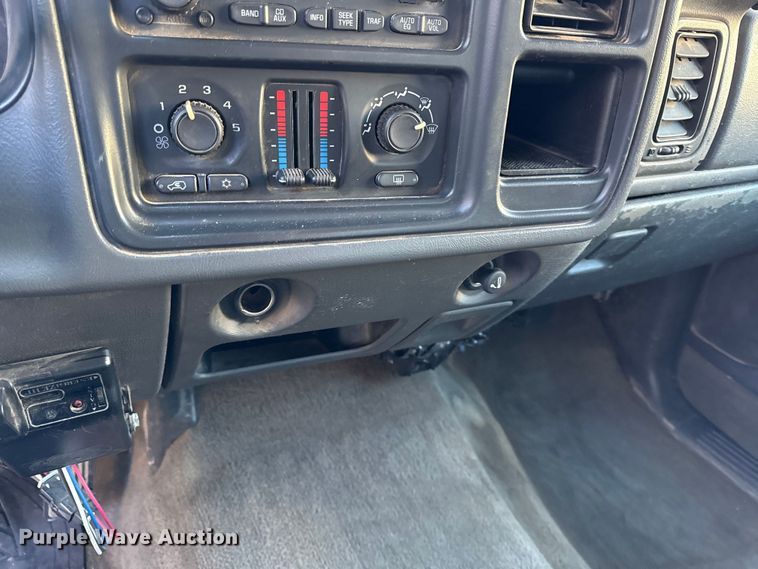 image for item EN0173 2004 Chevrolet Silverado 2500HD Crew Cab flatbed pickup truck