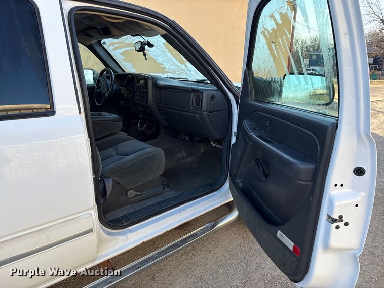 image for item EN0173 2004 Chevrolet Silverado 2500HD Crew Cab flatbed pickup truck