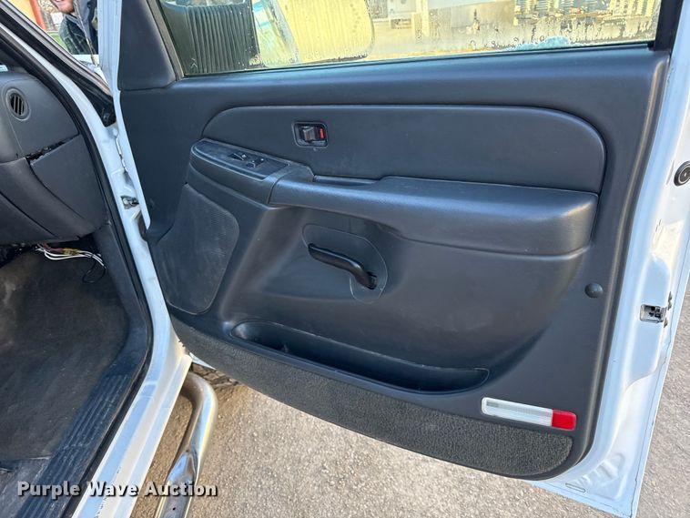 image for item EN0173 2004 Chevrolet Silverado 2500HD Crew Cab flatbed pickup truck