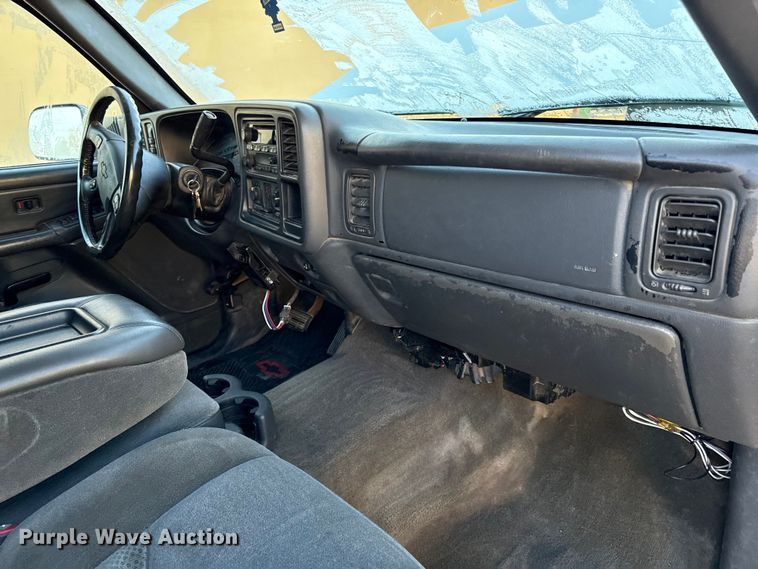 image for item EN0173 2004 Chevrolet Silverado 2500HD Crew Cab flatbed pickup truck