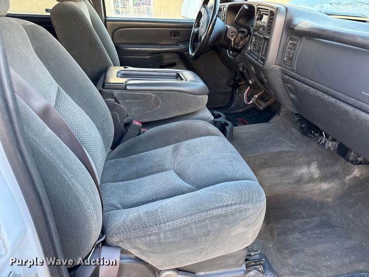 image for item EN0173 2004 Chevrolet Silverado 2500HD Crew Cab flatbed pickup truck