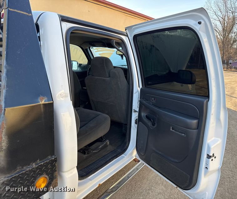 image for item EN0173 2004 Chevrolet Silverado 2500HD Crew Cab flatbed pickup truck