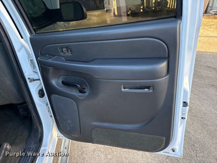 image for item EN0173 2004 Chevrolet Silverado 2500HD Crew Cab flatbed pickup truck