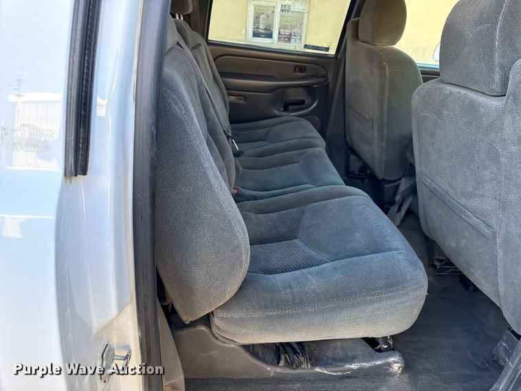 image for item EN0173 2004 Chevrolet Silverado 2500HD Crew Cab flatbed pickup truck