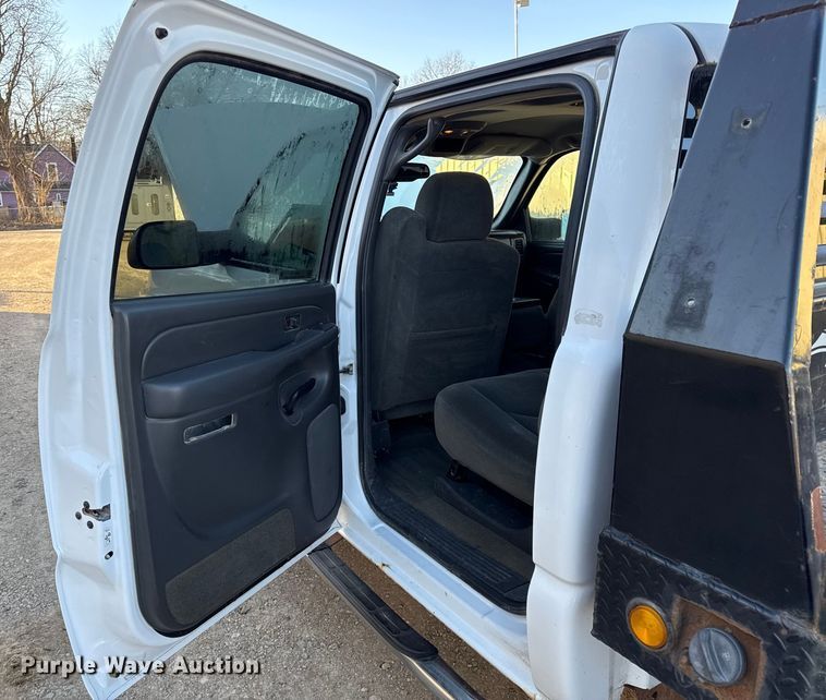 image for item EN0173 2004 Chevrolet Silverado 2500HD Crew Cab flatbed pickup truck