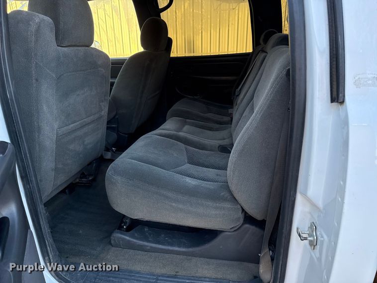 image for item EN0173 2004 Chevrolet Silverado 2500HD Crew Cab flatbed pickup truck