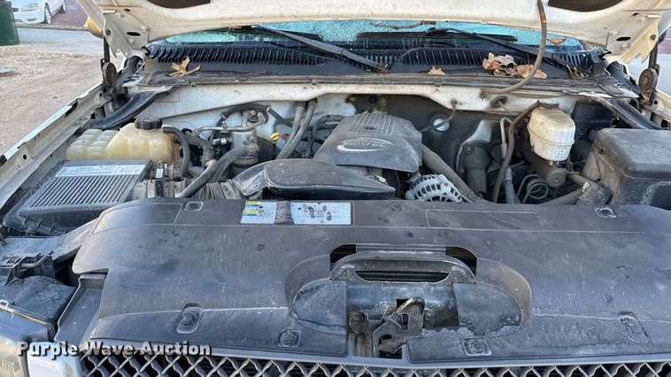 image for item EN0173 2004 Chevrolet Silverado 2500HD Crew Cab flatbed pickup truck