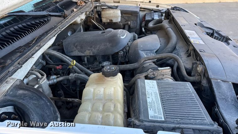 image for item EN0173 2004 Chevrolet Silverado 2500HD Crew Cab flatbed pickup truck