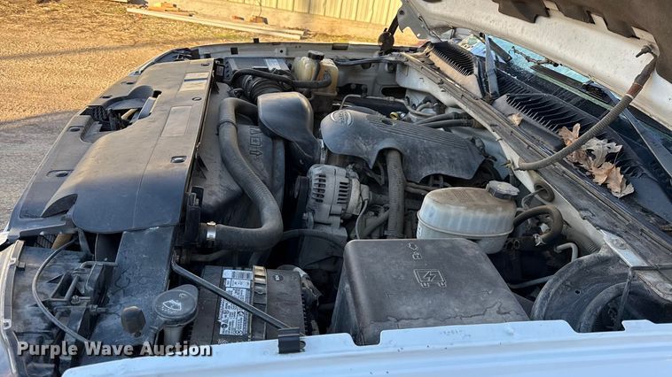 image for item EN0173 2004 Chevrolet Silverado 2500HD Crew Cab flatbed pickup truck