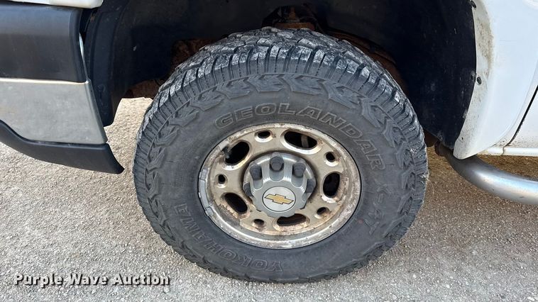 image for item EN0173 2004 Chevrolet Silverado 2500HD Crew Cab flatbed pickup truck