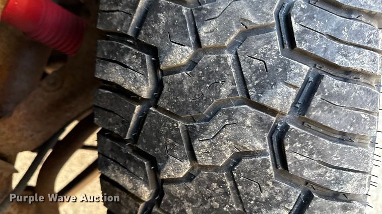 image for item EN0173 2004 Chevrolet Silverado 2500HD Crew Cab flatbed pickup truck