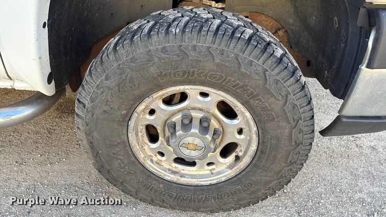 image for item EN0173 2004 Chevrolet Silverado 2500HD Crew Cab flatbed pickup truck