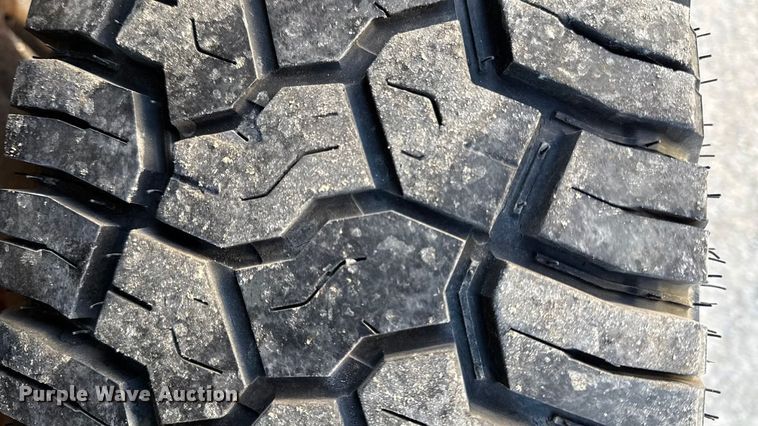 image for item EN0173 2004 Chevrolet Silverado 2500HD Crew Cab flatbed pickup truck