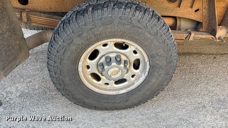 image for item EN0173 2004 Chevrolet Silverado 2500HD Crew Cab flatbed pickup truck