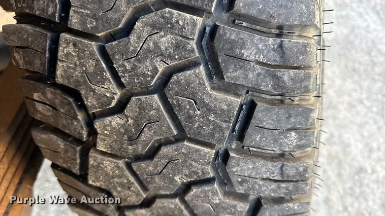 image for item EN0173 2004 Chevrolet Silverado 2500HD Crew Cab flatbed pickup truck