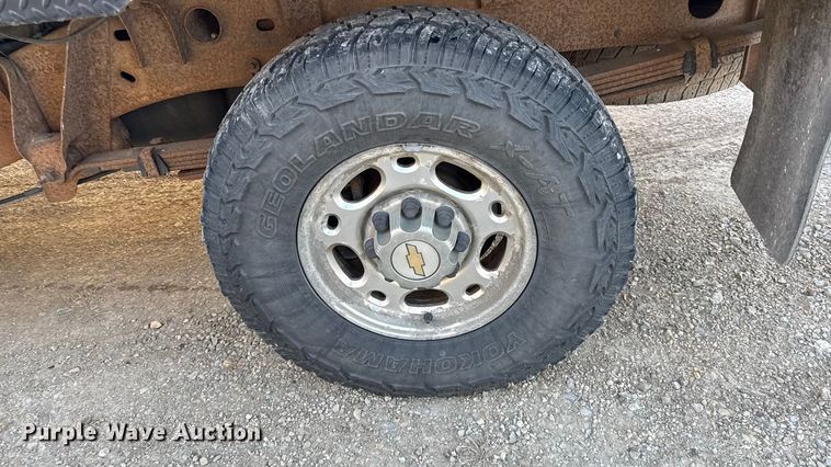 image for item EN0173 2004 Chevrolet Silverado 2500HD Crew Cab flatbed pickup truck