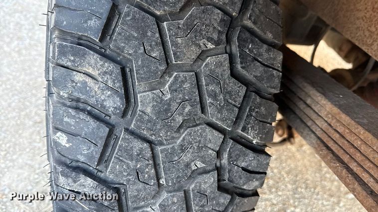 image for item EN0173 2004 Chevrolet Silverado 2500HD Crew Cab flatbed pickup truck