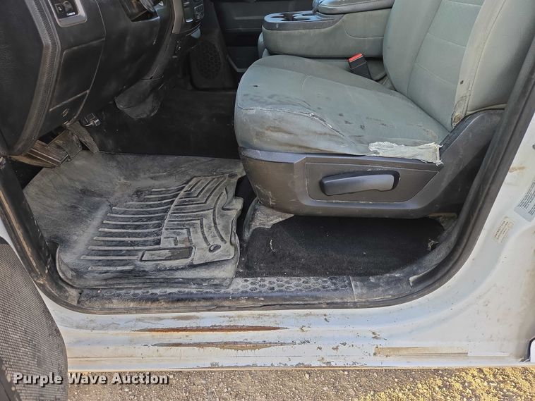 image for item ES2660 2016 RAM 3500HD Crew Cab pickup truck