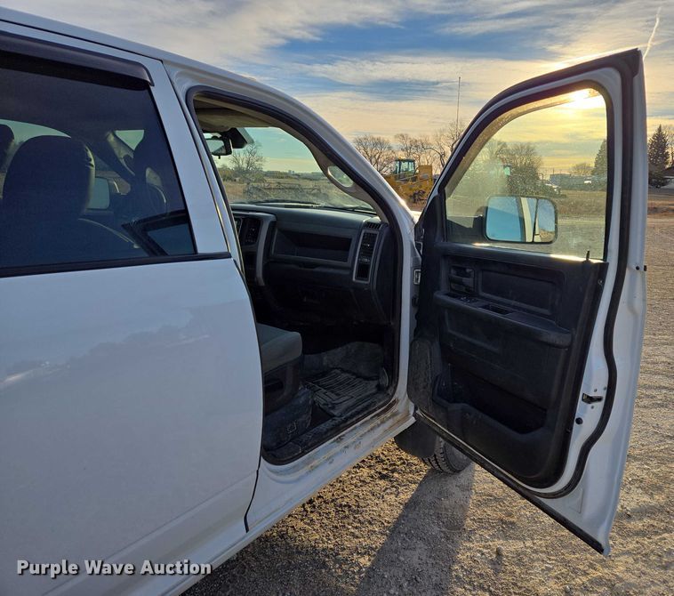 image for item ES2660 2016 RAM 3500HD Crew Cab pickup truck